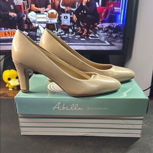 Abella Women's Elegant Beige Heels